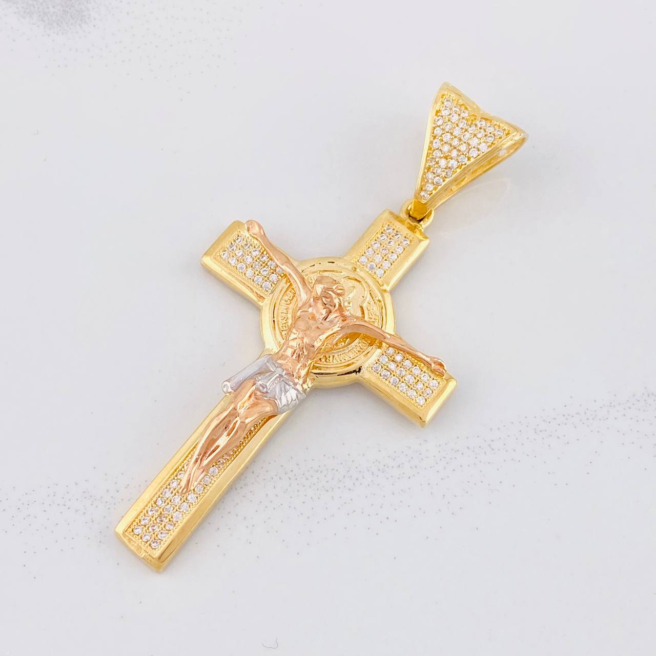 Dije Cruz Cristo San Benito 11.55g / 2 1/2 in Tres Oros 18K