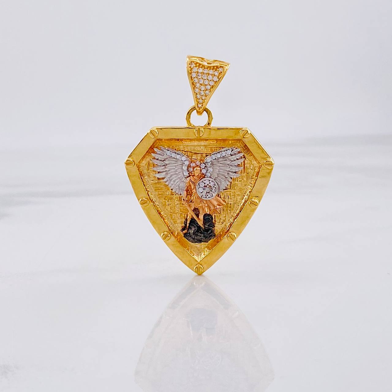 Dije Medalla San Miguel Árcangel 13.9g / 1 3/4 in Tres Oros 18K