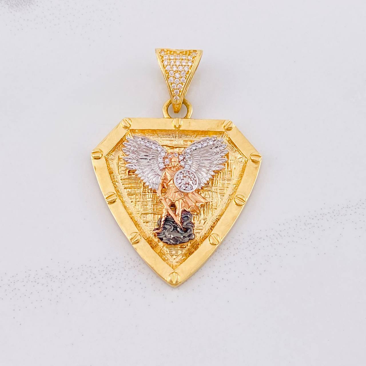 Dije Medalla San Miguel Árcangel 13.9g / 1 3/4 in Tres Oros 18K