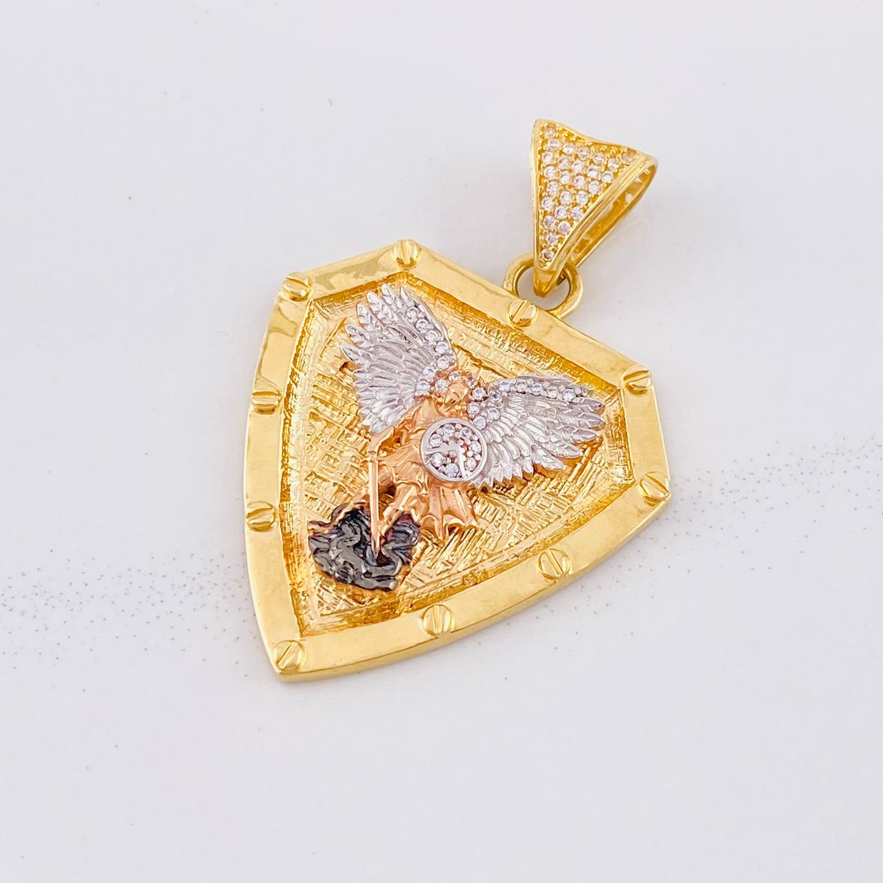 Dije Medalla San Miguel Árcangel 13.9g / 1 3/4 in Tres Oros 18K