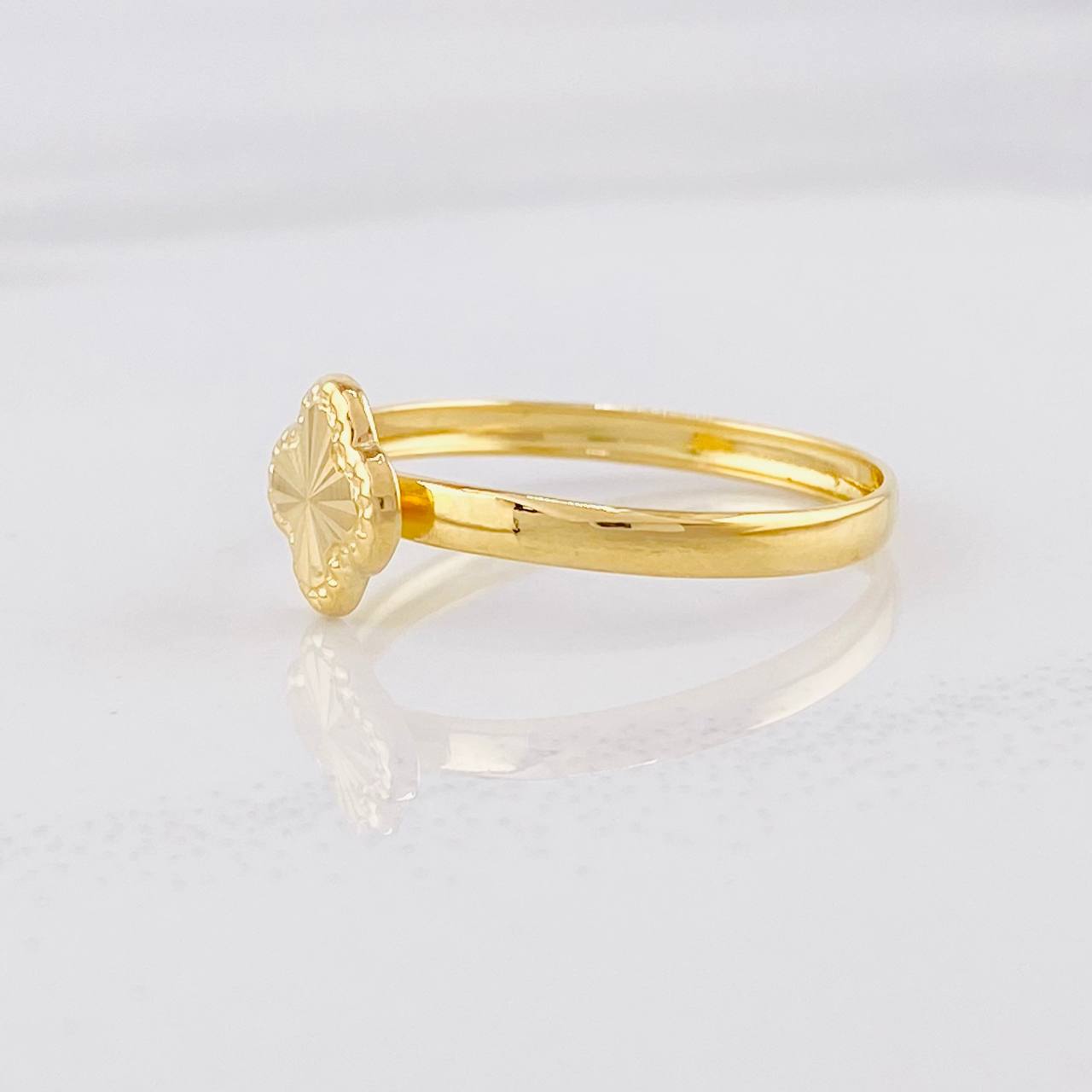 Anillo Trébol Diamantado 0.8g / T8 1/2 Oro Amarillo 18K