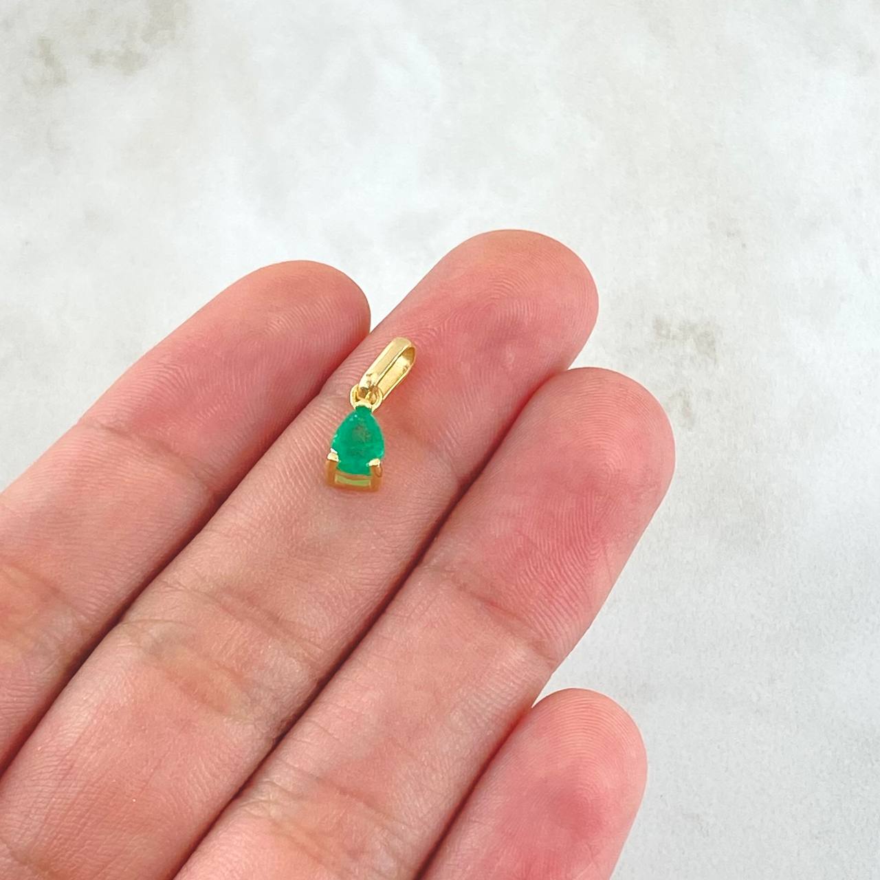 Dije Gota 0.65gr / 1.4cm / Esmeralda 30pts Oro Amarillo 18K (Joya) *