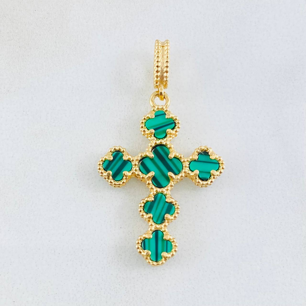 Dije Crúz Trebol Malaquita Verde 2.95gr / 1 1/4 in / Oro Amarillo Nac.Esp. 18K