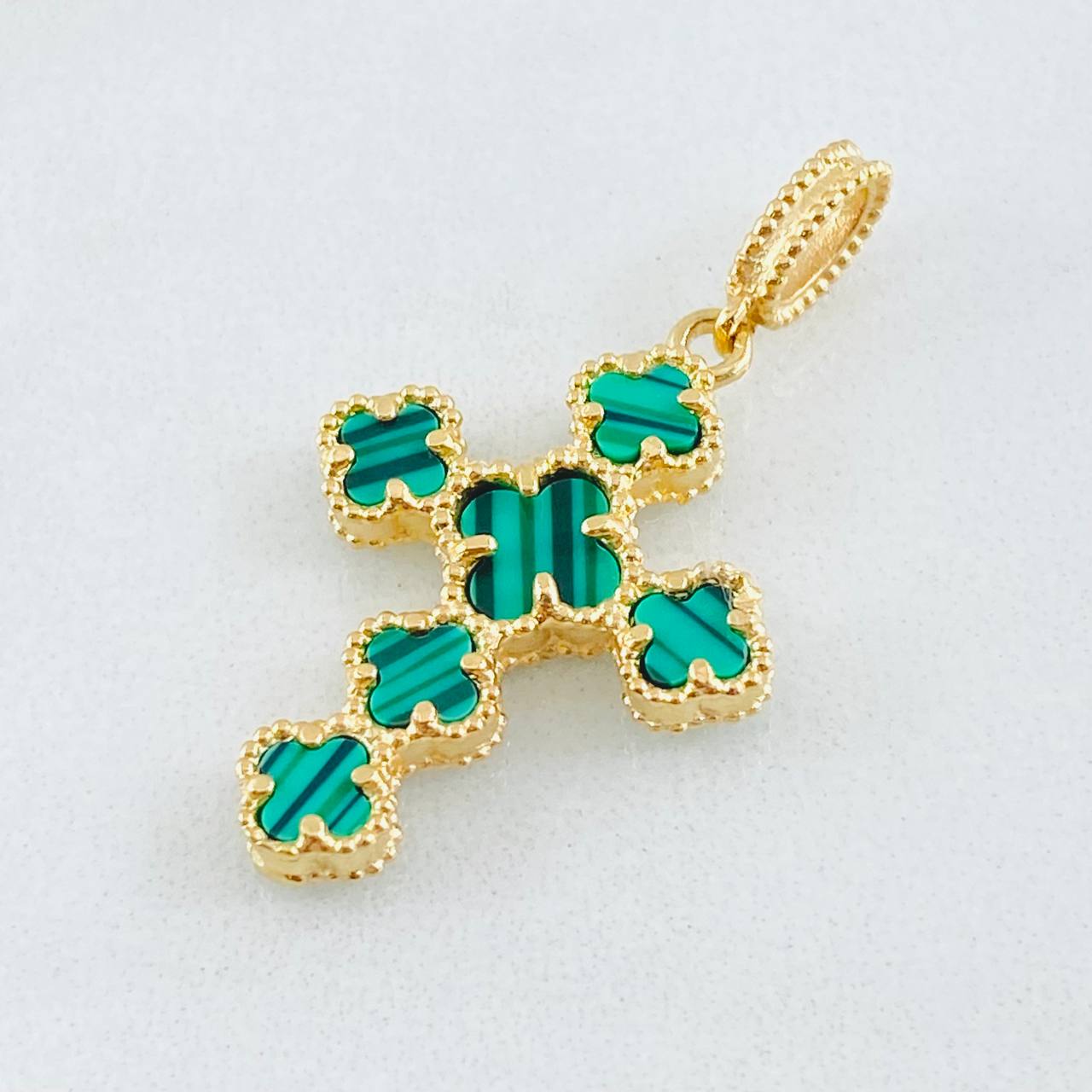 Dije Crúz Trebol Malaquita Verde 2.95gr / 1 1/4 in / Oro Amarillo Nac.Esp. 18K