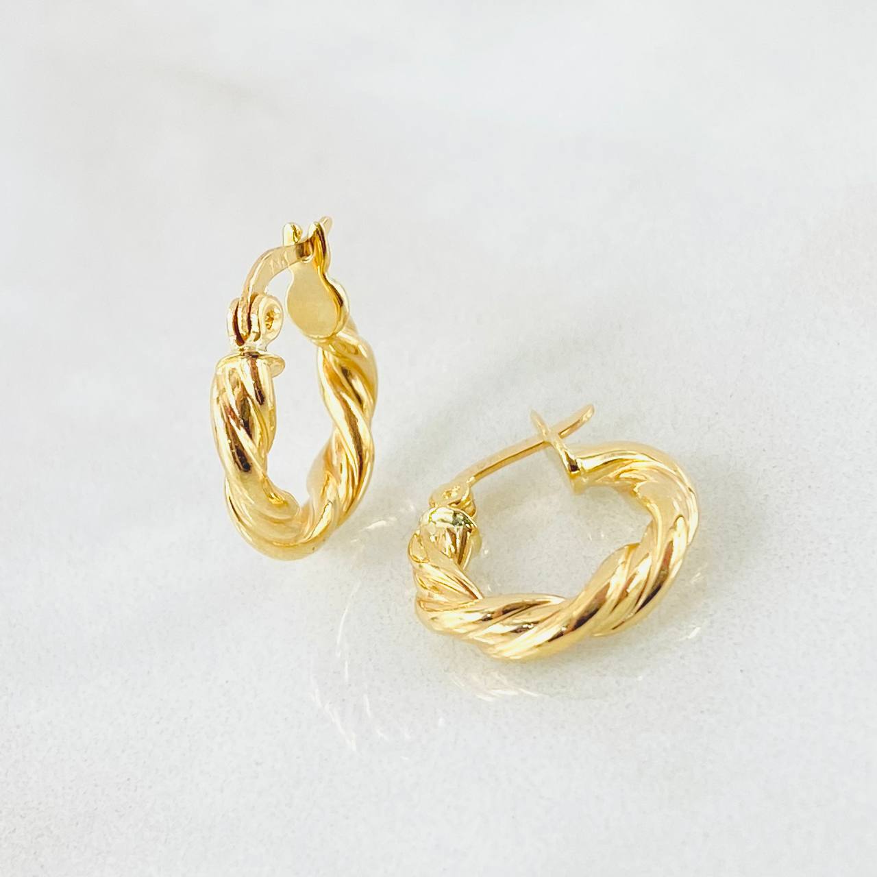 Emmi Hoop Earrings 1.3gr / 1/2 in / 18K Gold
