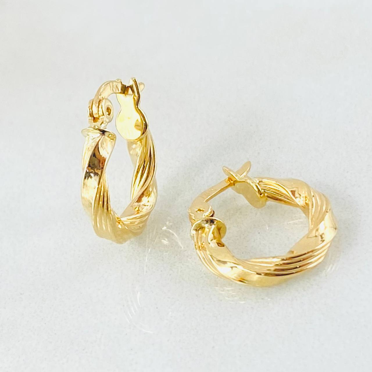 Hoop Earrings Mai 1.1gr / 1/2 in / 18K Gold