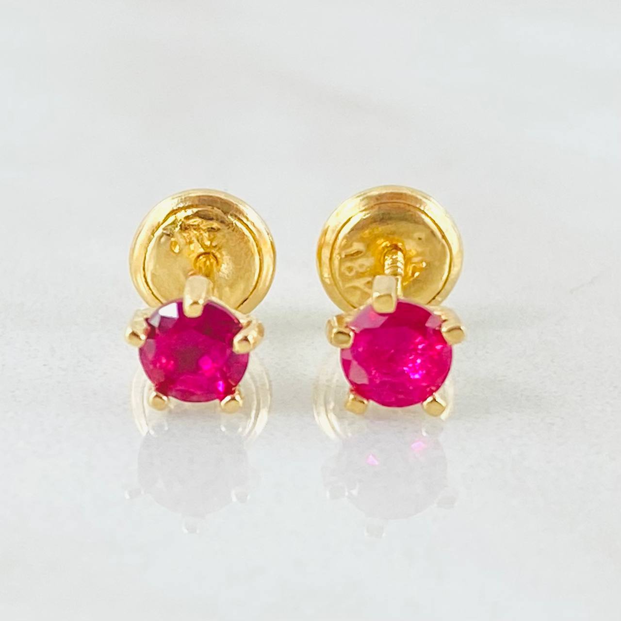 Topos Bisel Cinco Garras 0.9gr / Oro Amarillo 18K ©