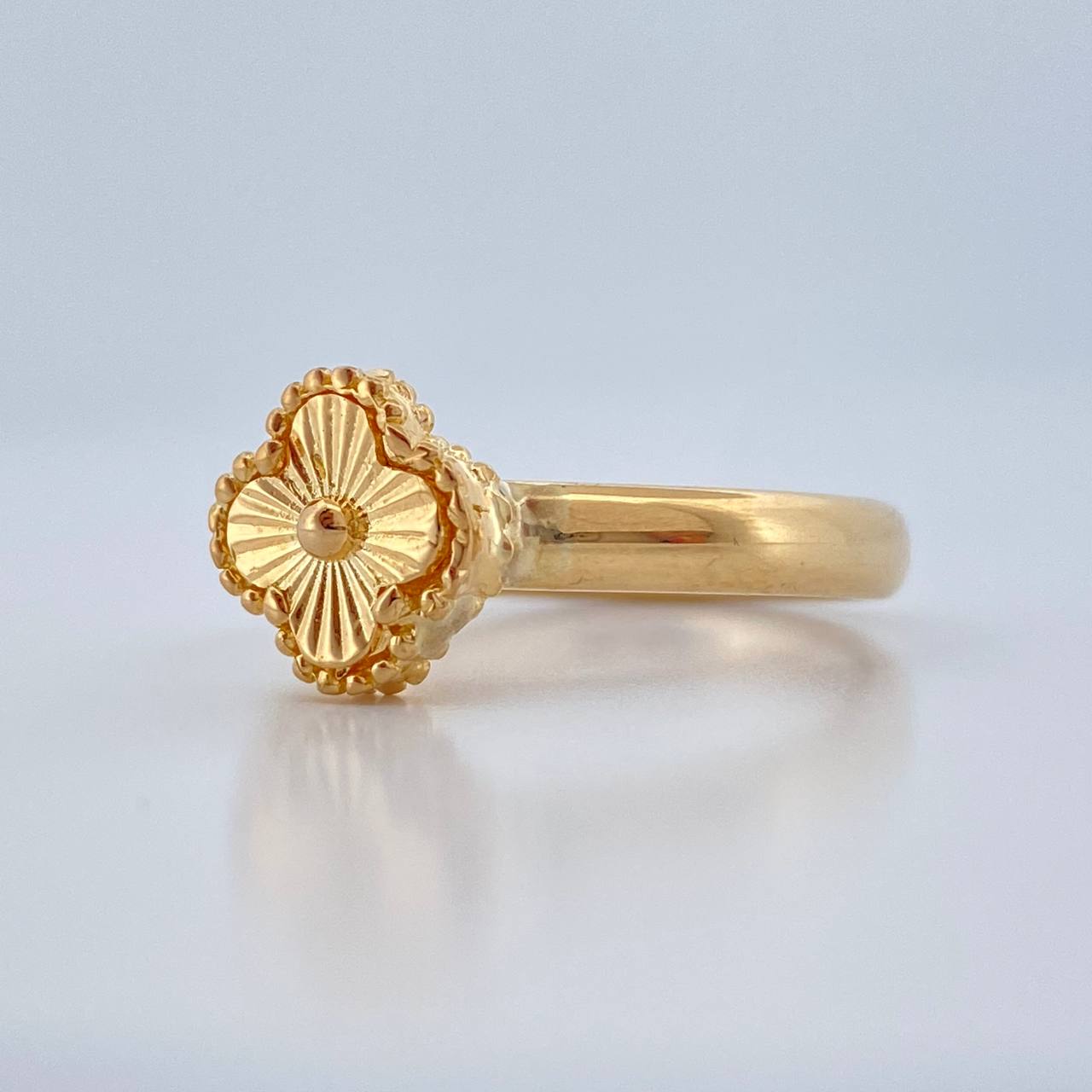 Clover Ring 2.3gr / T8 1/4 / 18K Yellow Gold +