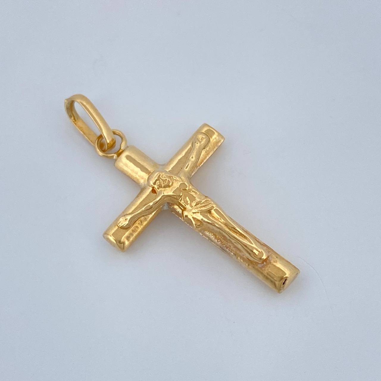 Dije Cruz Cristo 0.85gr / 1 1/4 in / Oro Amarillo 18 %