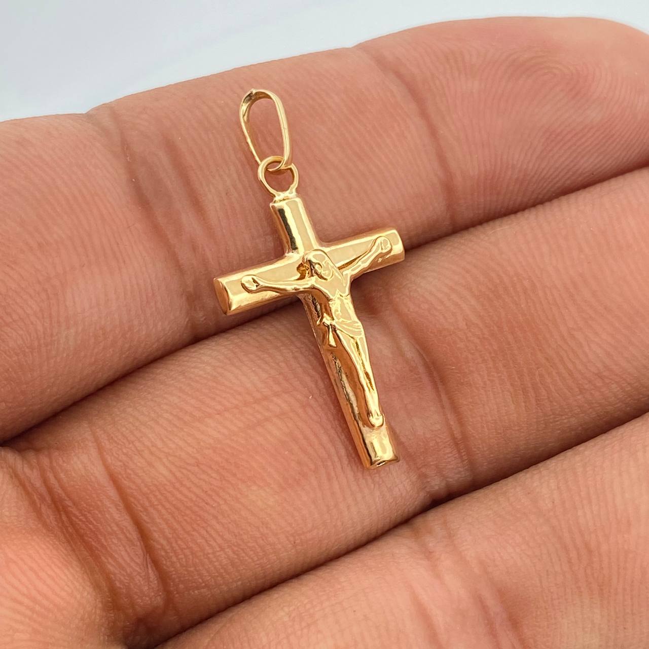 Dije Cruz Cristo 0.85gr / 1 1/4 in / Oro Amarillo 18 %