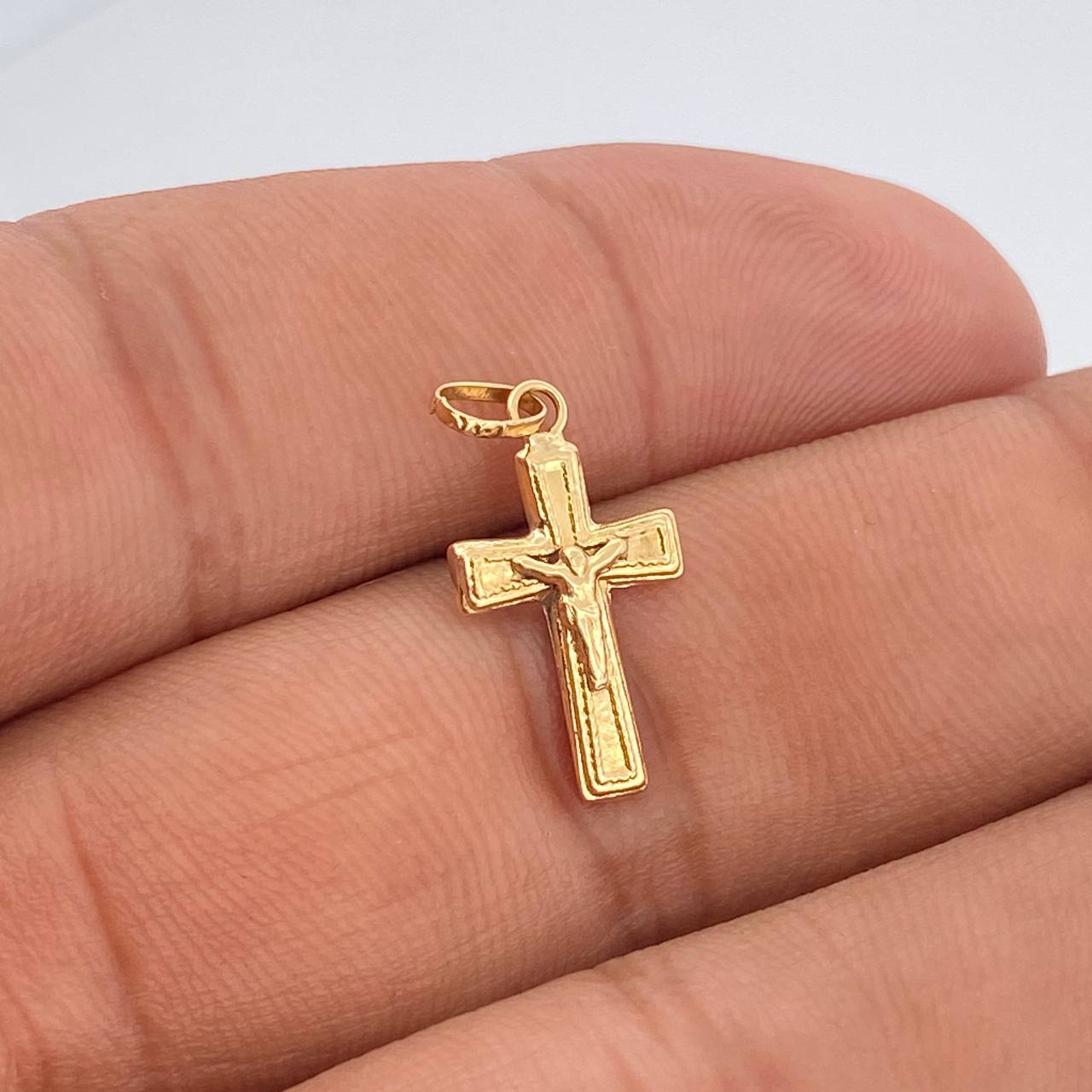 Dije Cruz Cristo 0.45gr / 3/4 in / Oro Amarillo 18K %