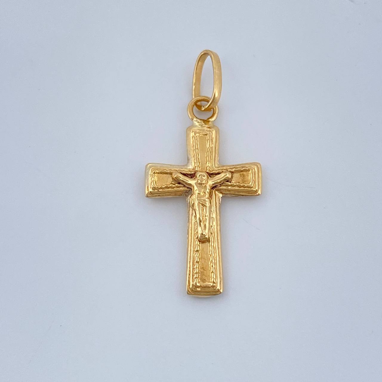 Dije Cruz Cristo 0.45gr / 3/4 in / Oro Amarillo 18K %