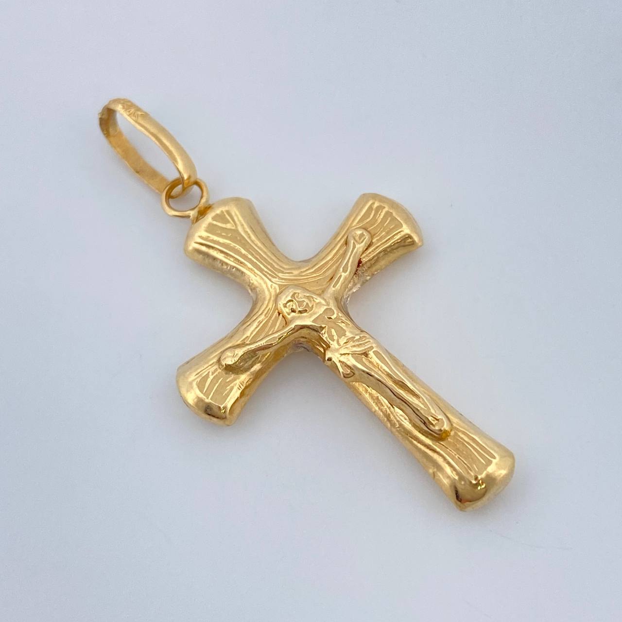 Dije Cruz Cristo 1.4gr / 1 1/2 in / Oro Amarillo 18K %