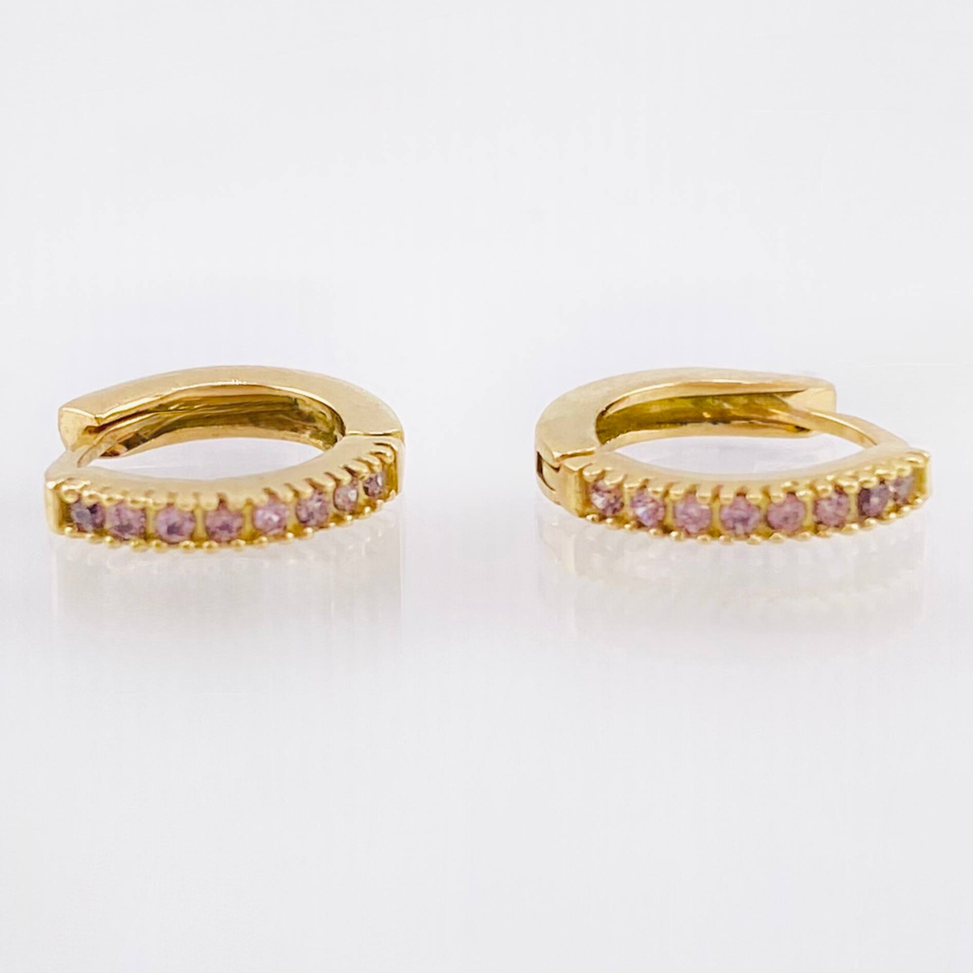Candongas Carril Punteado 1.5gr / 1/2 in / Oro Amarillo 18K ©