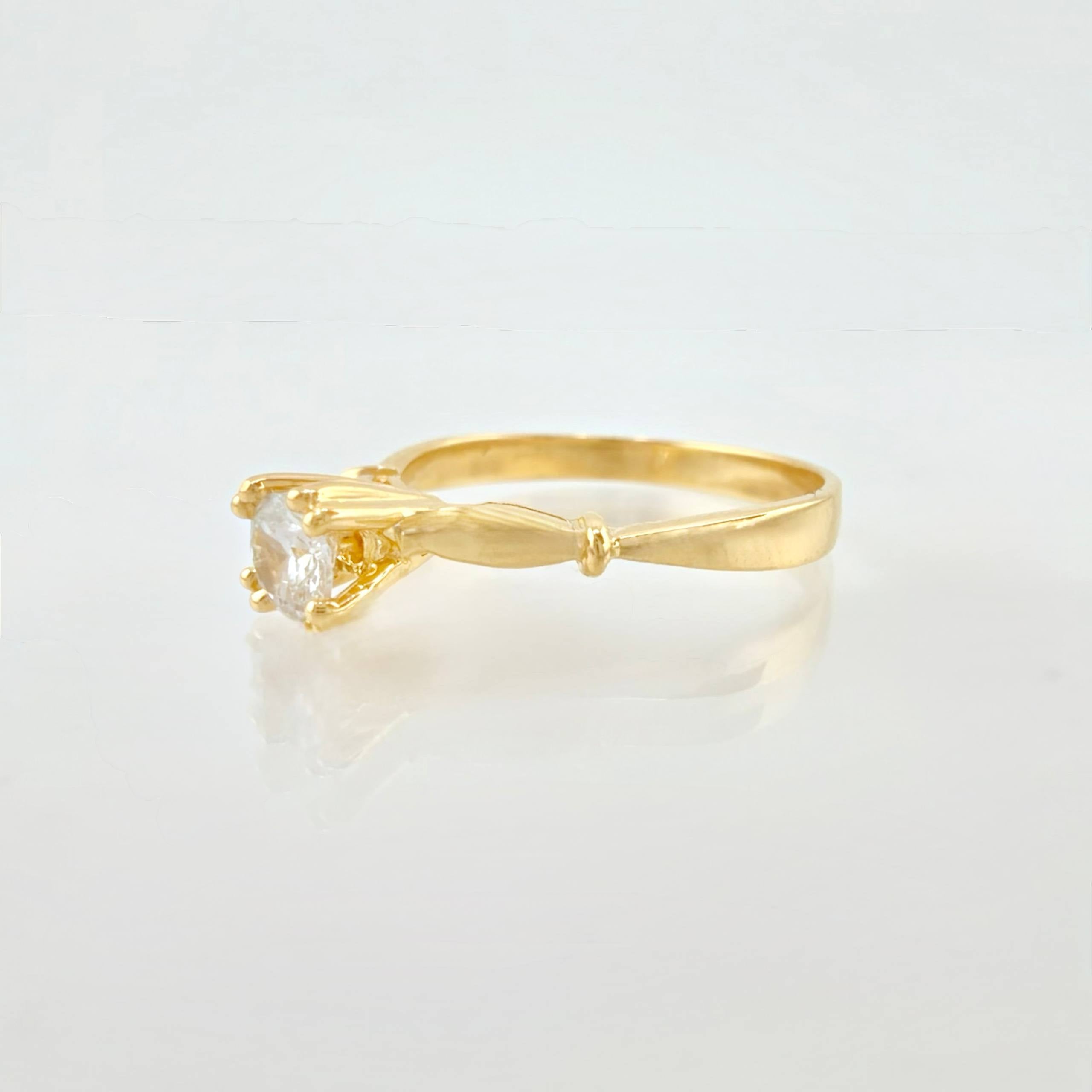 Anillo Solitaro Alza Victoriana 2.65gr / T7 1/2 / Oro Amarillo 18K ©