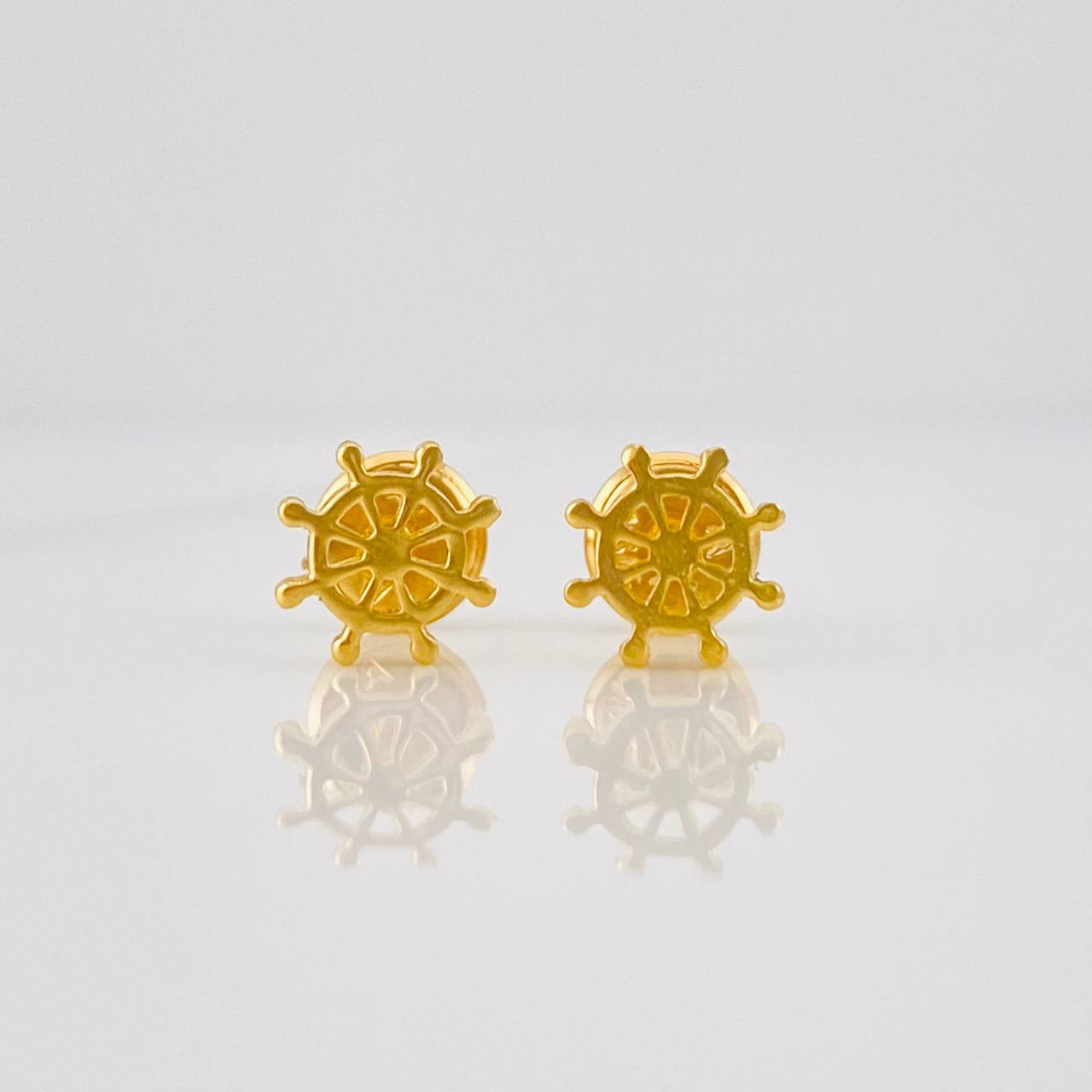 Stud Earrings Helm 0.75g / in / 6.3mm Yellow Gold 18K