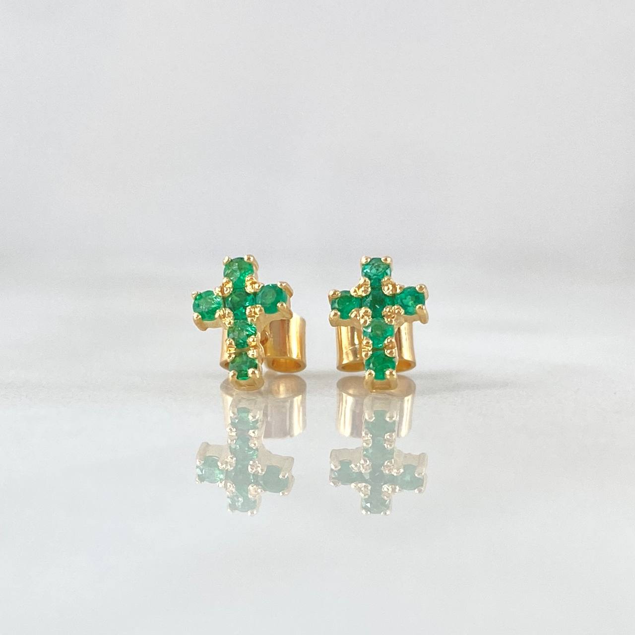 Topos Crúz 1.3gr / 8.6mm / Esmeraldas 24pts Oro Amarillo 18K (Joya)