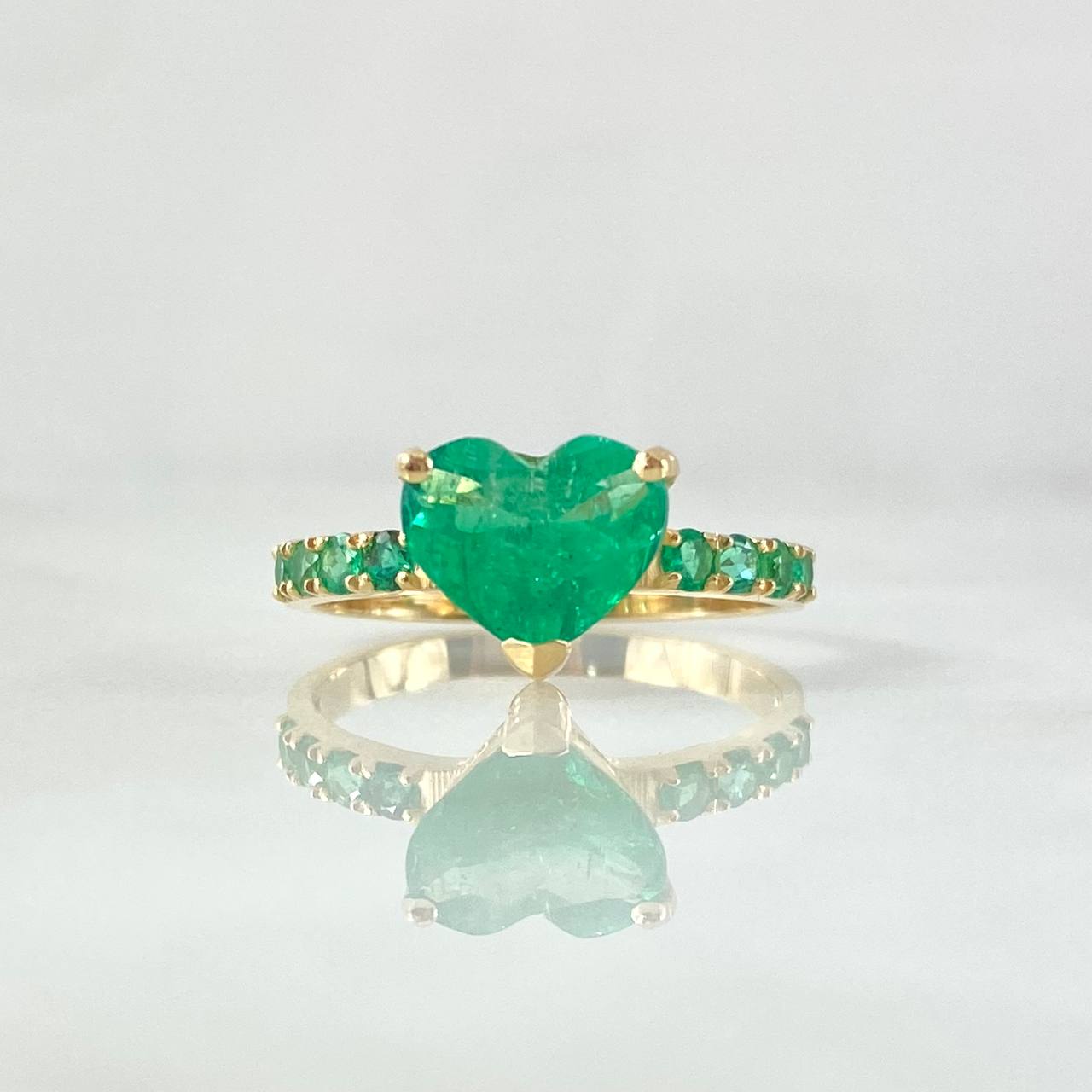 Heart Trap Ring 2.6gr / T7 / Central Emerald 1.5 Qts Side Emeralds 40pts 18K Yellow Gold (Jewel) *