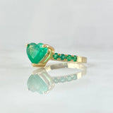 Heart Trap Ring 2.6gr / T7 / Central Emerald 1.5 Qts Side Emeralds 40pts 18K Yellow Gold (Jewel) *