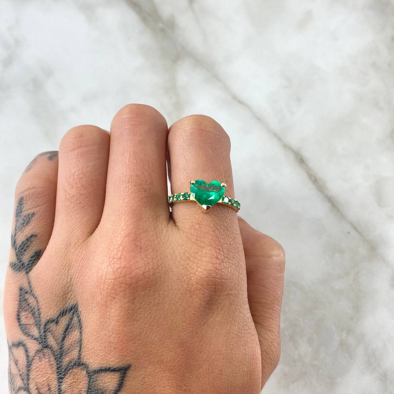 Heart Trap Ring 2.6gr / T7 / Central Emerald 1.5 Qts Side Emeralds 40pts 18K Yellow Gold (Jewel) *