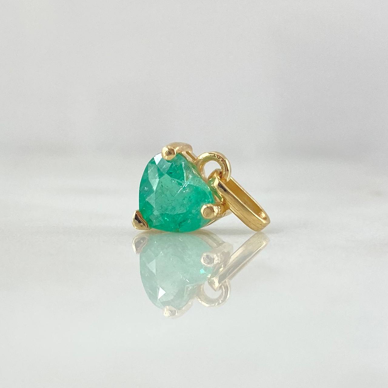 Dije Corazón Atrapado 1.3gr / 1.5cm / Esmeralda 1.5 Qts Oro Amarillo 18K (Joya) *