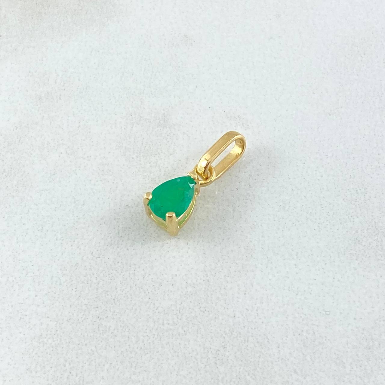 Dije Gota 0.65gr / 1.3cm / Esmeralda 30pts Oro Amarillo 18K (Joya)