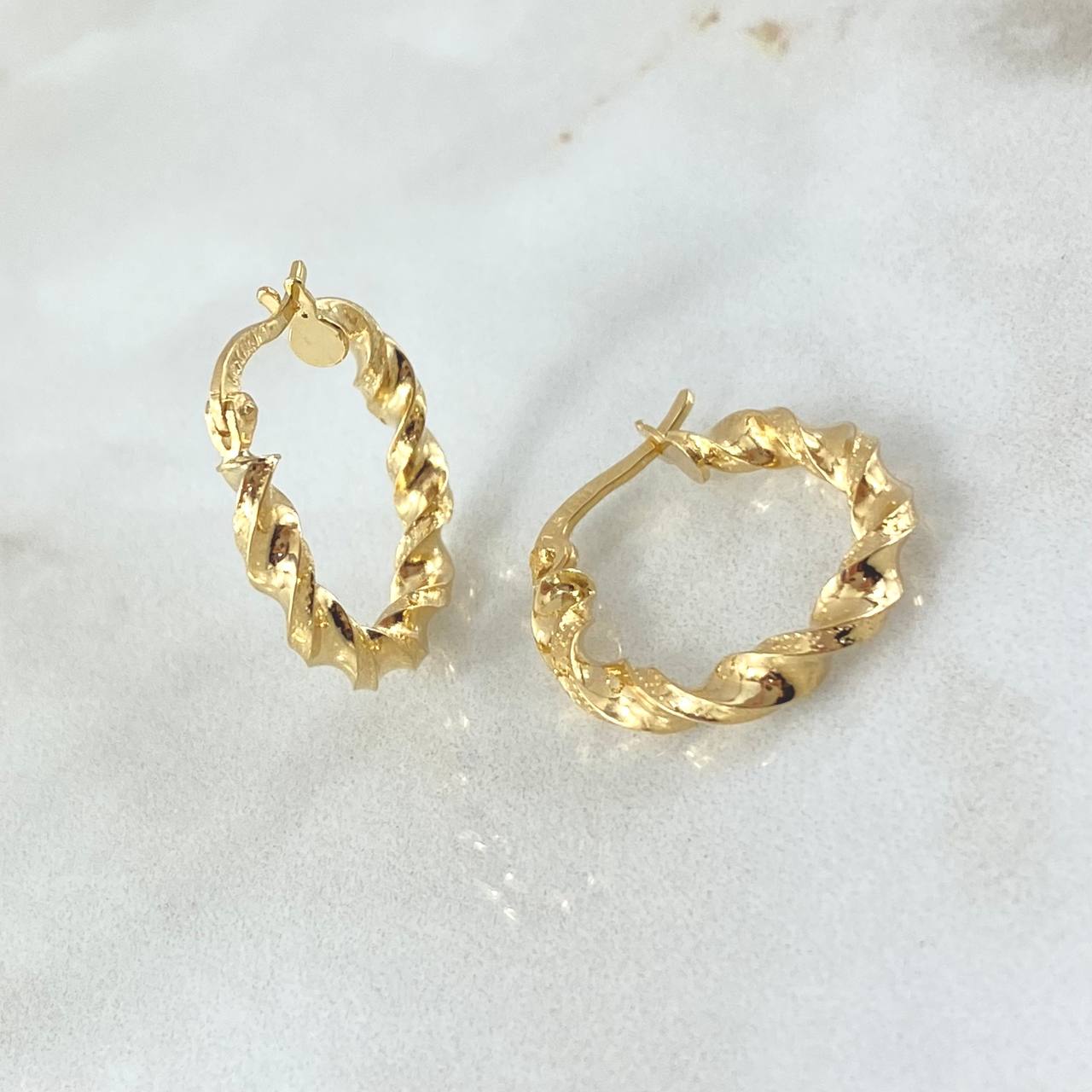 Candongas Asby 1.1gr / 1.5cm / Melcocha Punteadas Oro Amarillo 18K
