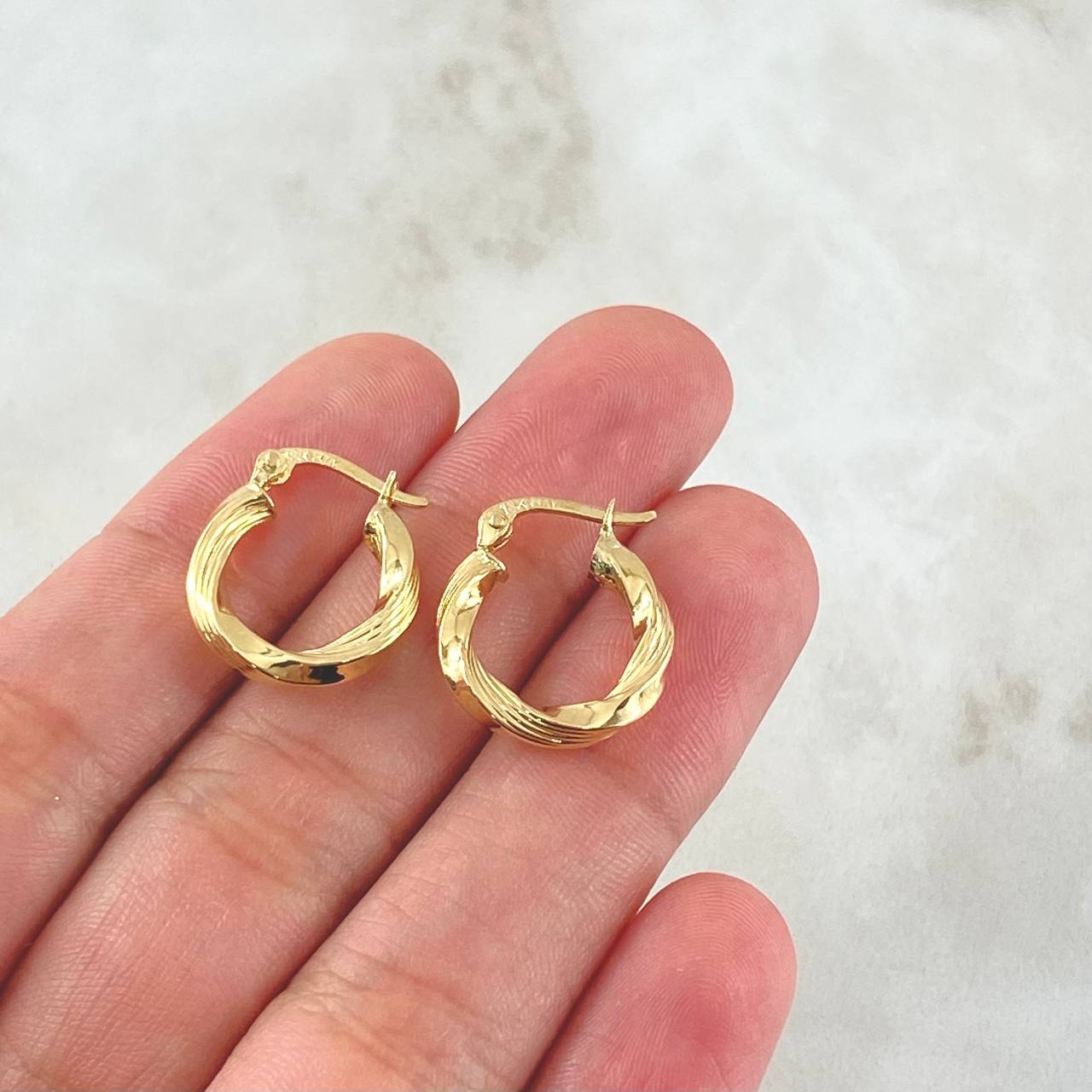 Candongas Mai 1.45gr / 1.7cm / Rayadas Oro Amarillo 18K
