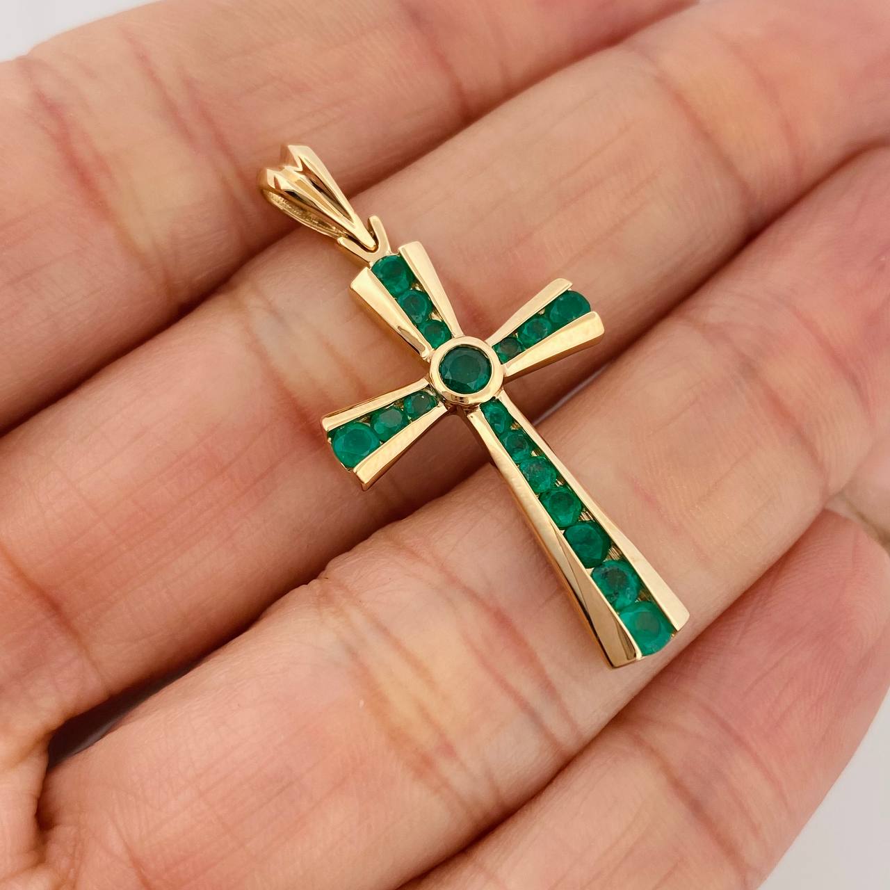 Cross Pendant Emeralds 95 pts 2.95gr / 1 1/2 in / Yellow Gold 18K %