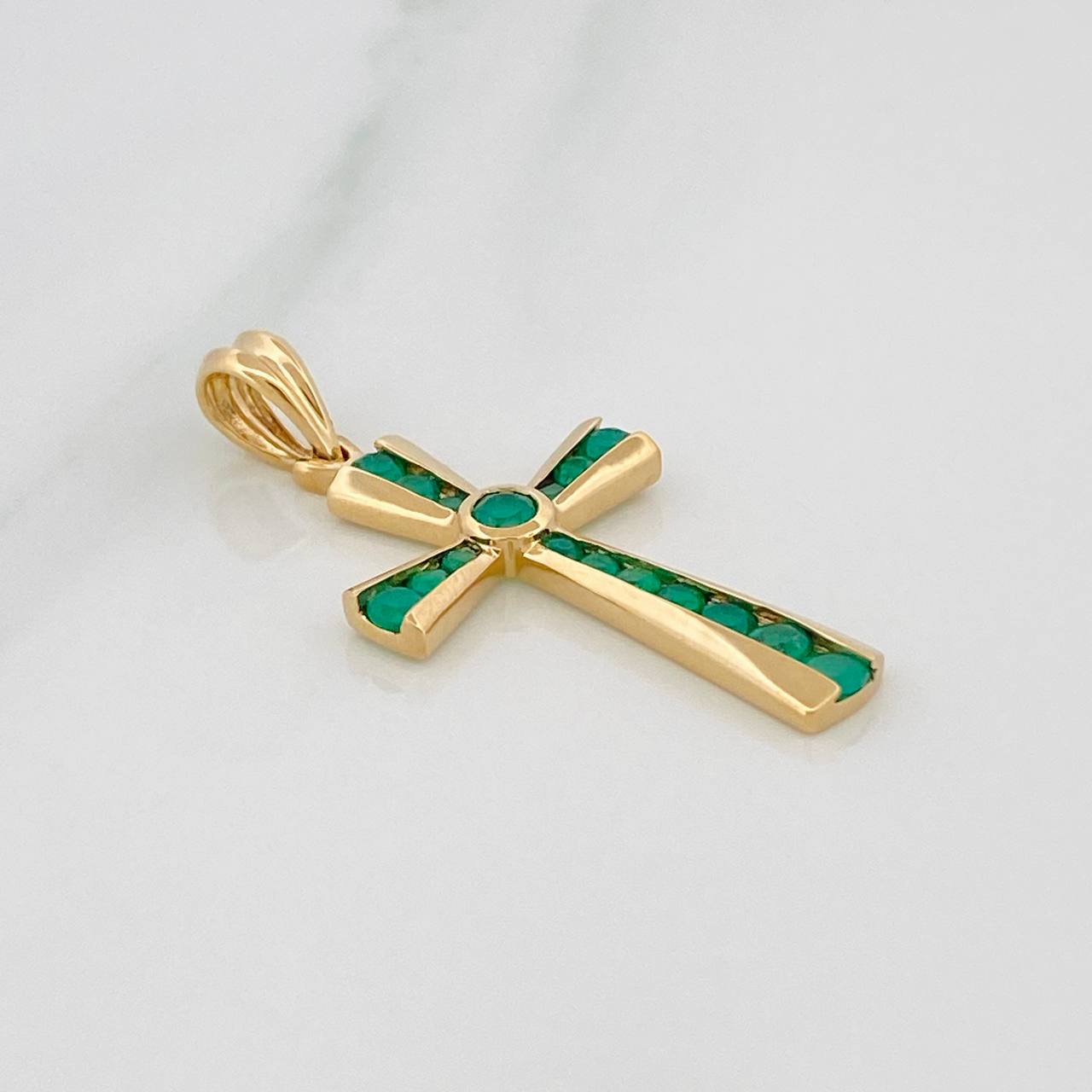 Cross Pendant Emeralds 95 pts 2.95gr / 1 1/2 in / Yellow Gold 18K %