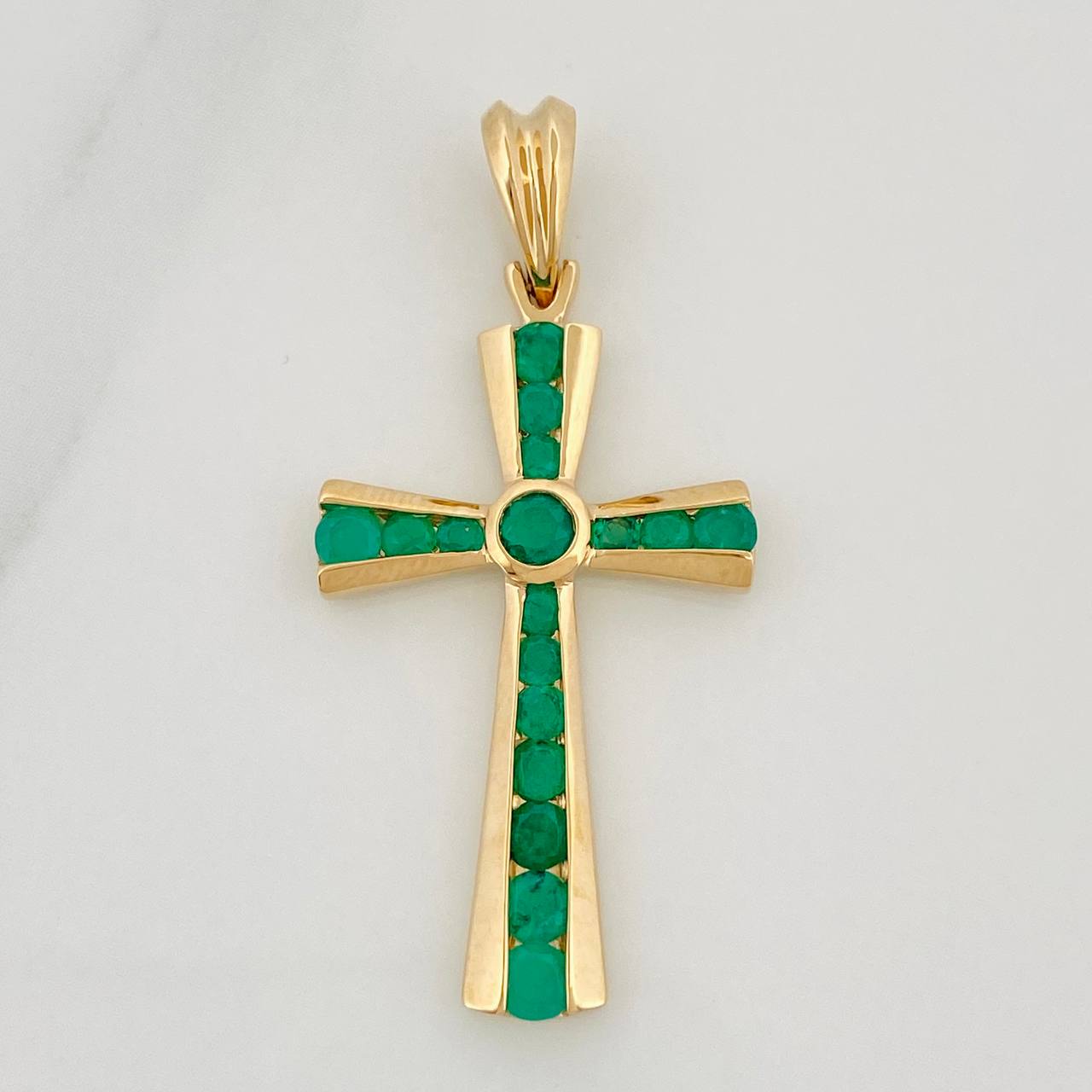 Cross Pendant Emeralds 95 pts 2.95gr / 1 1/2 in / Yellow Gold 18K %