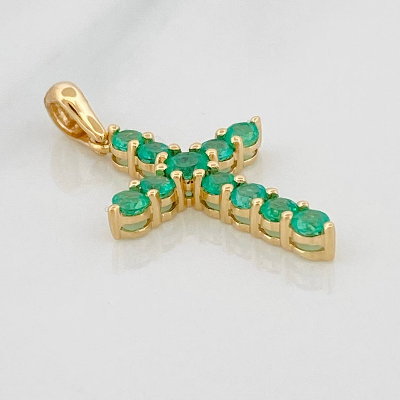 Pendant Cross Green Light Emeralds 1.03 cts 1.9gr / 1 1/4 in / 18K Yellow Gold %