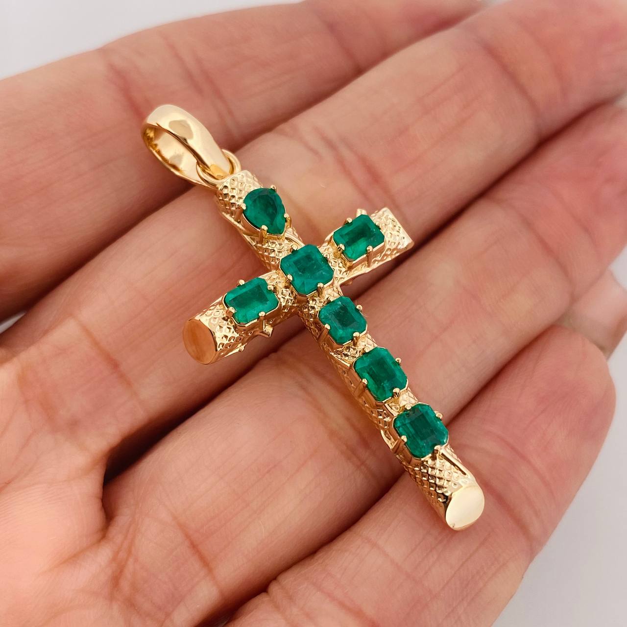Trunk Cross Pendant Emeralds 1.70 qts 5.3gr / 1 3/4 in / Yellow Gold 18K %