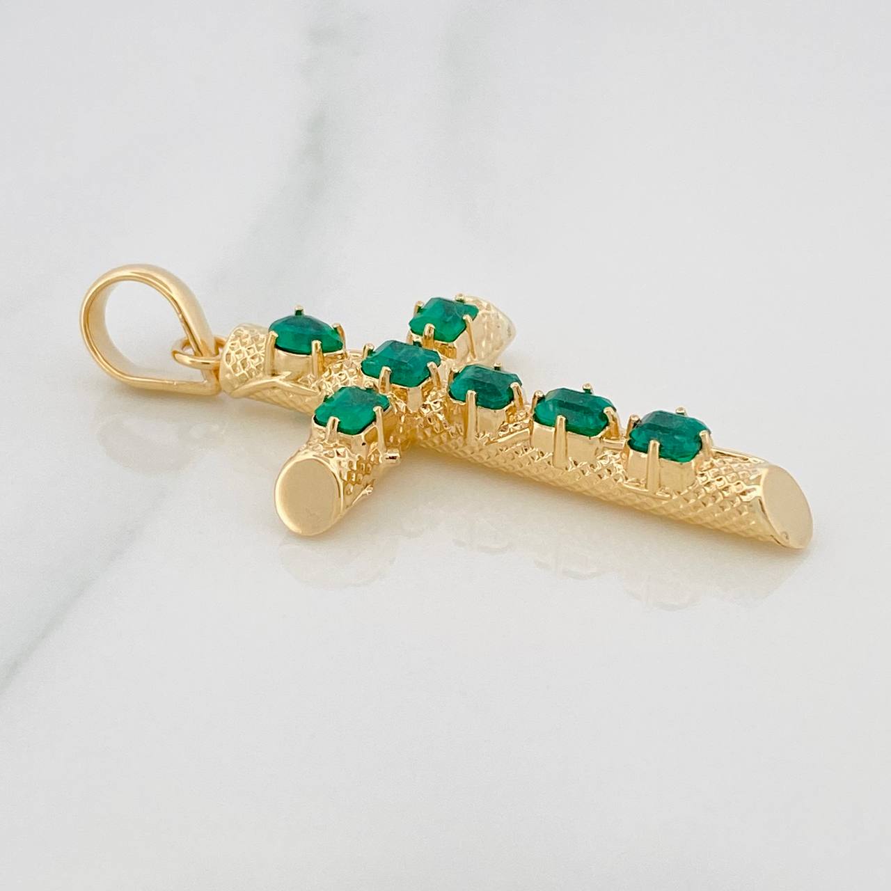 Trunk Cross Pendant Emeralds 1.70 qts 5.3gr / 1 3/4 in / Yellow Gold 18K %