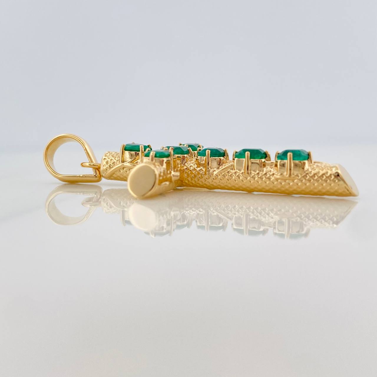 Trunk Cross Pendant Emeralds 1.70 qts 5.3gr / 1 3/4 in / Yellow Gold 18K %