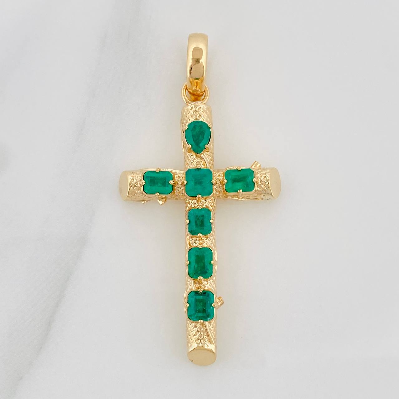 Trunk Cross Pendant Emeralds 1.70 qts 5.3gr / 1 3/4 in / Yellow Gold 18K %