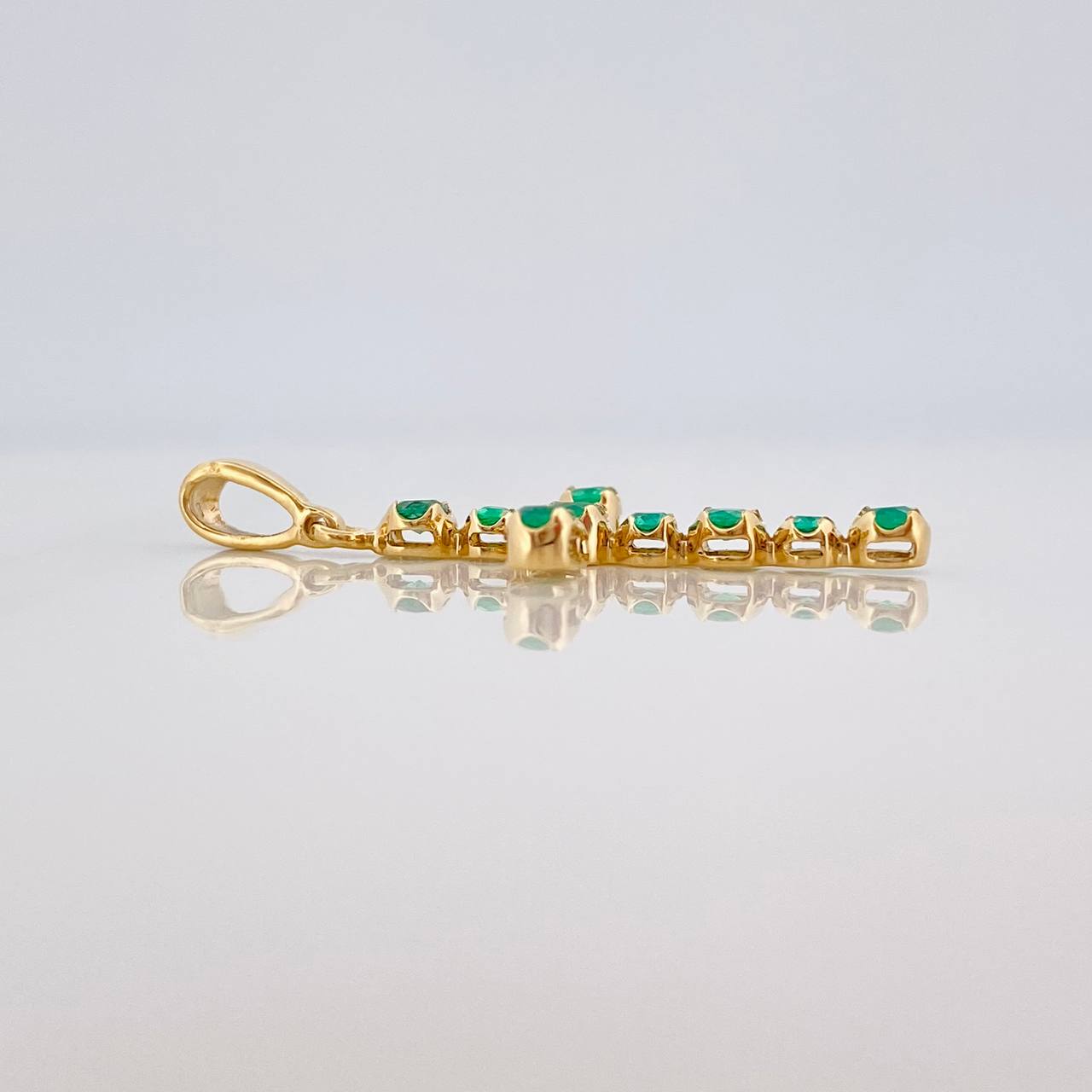 Dije Cruz Luz Verde Esmeraldas 30 pts 1.05gr / 1 1/4 in / Oro Amarillo 18K %