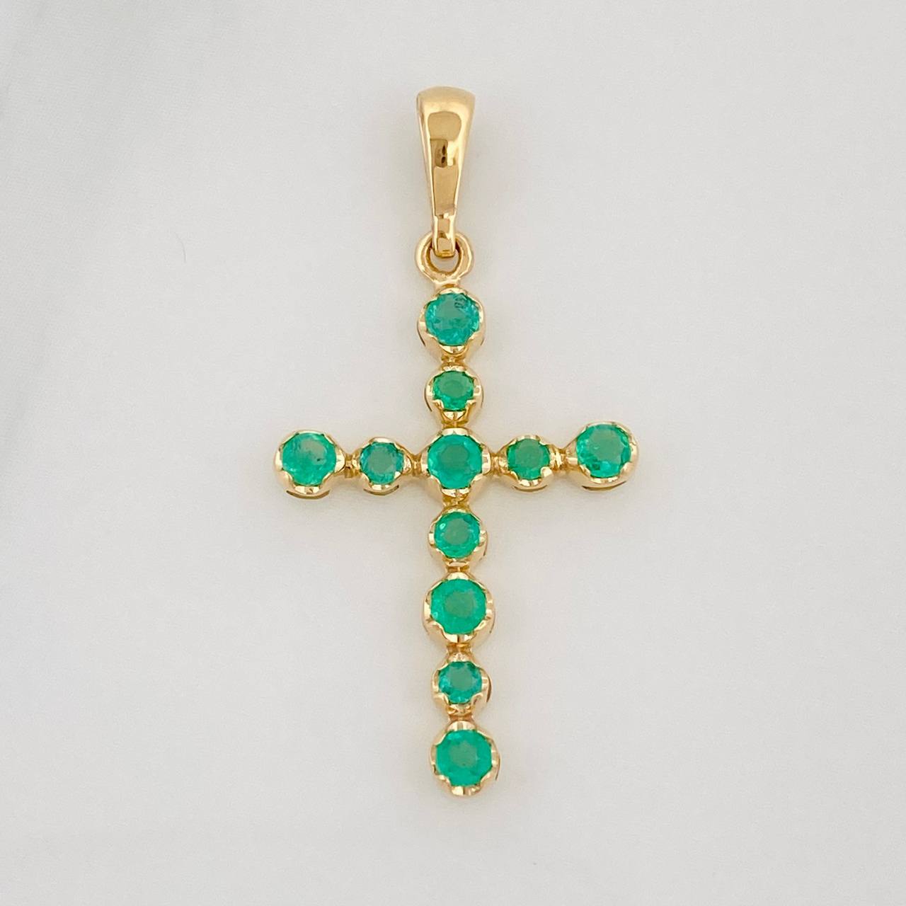 Dije Cruz Luz Verde Esmeraldas 30 pts 1.05gr / 1 1/4 in / Oro Amarillo 18K %
