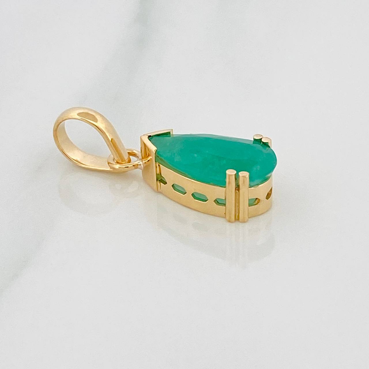 Pendant Teardrop Emeralds 2.80 cts 2.55gr / 1 in / 18K Yellow Gold %