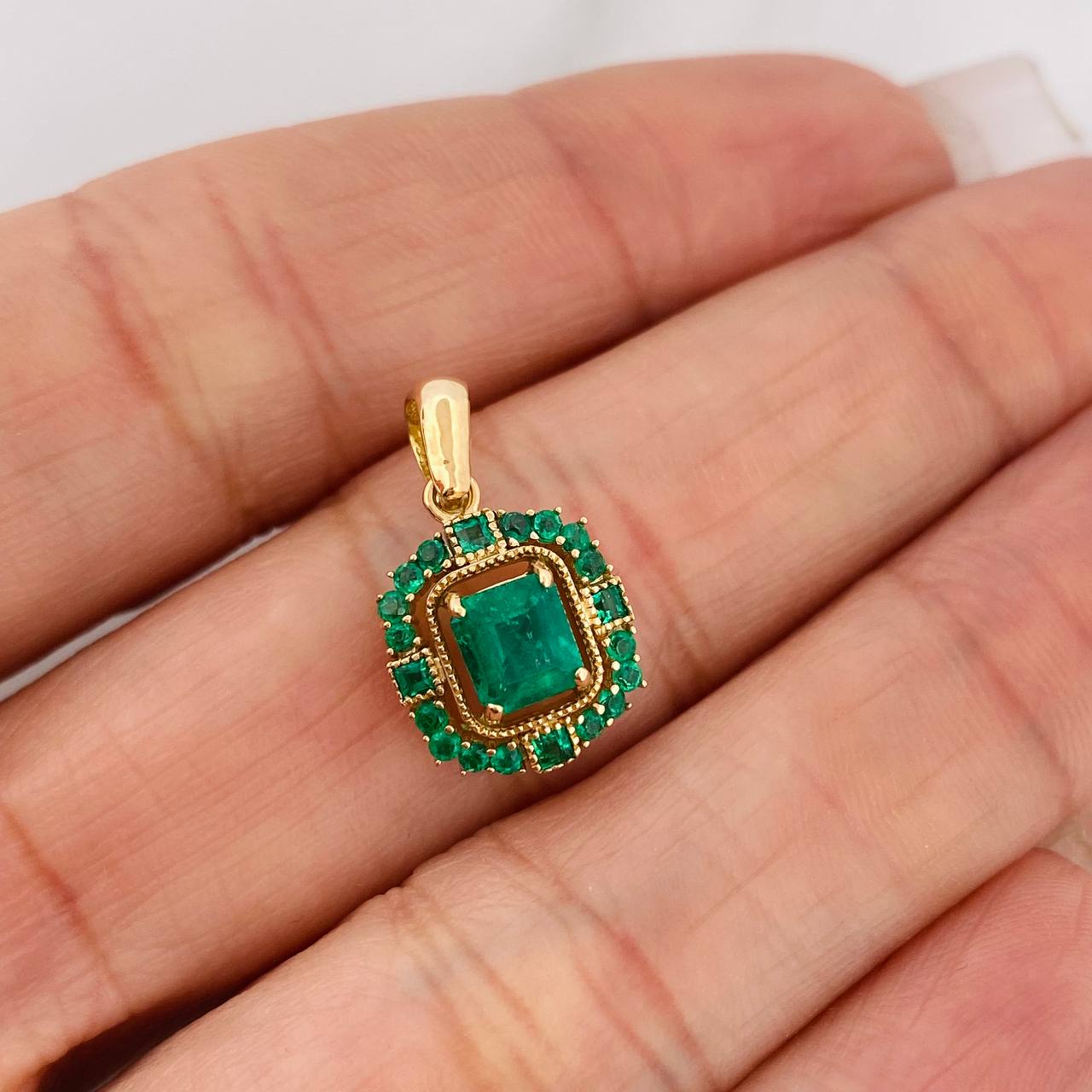 Pendant Throne Emeralds 78 pts 2.05gr / 3/4 in / 18K Yellow Gold %