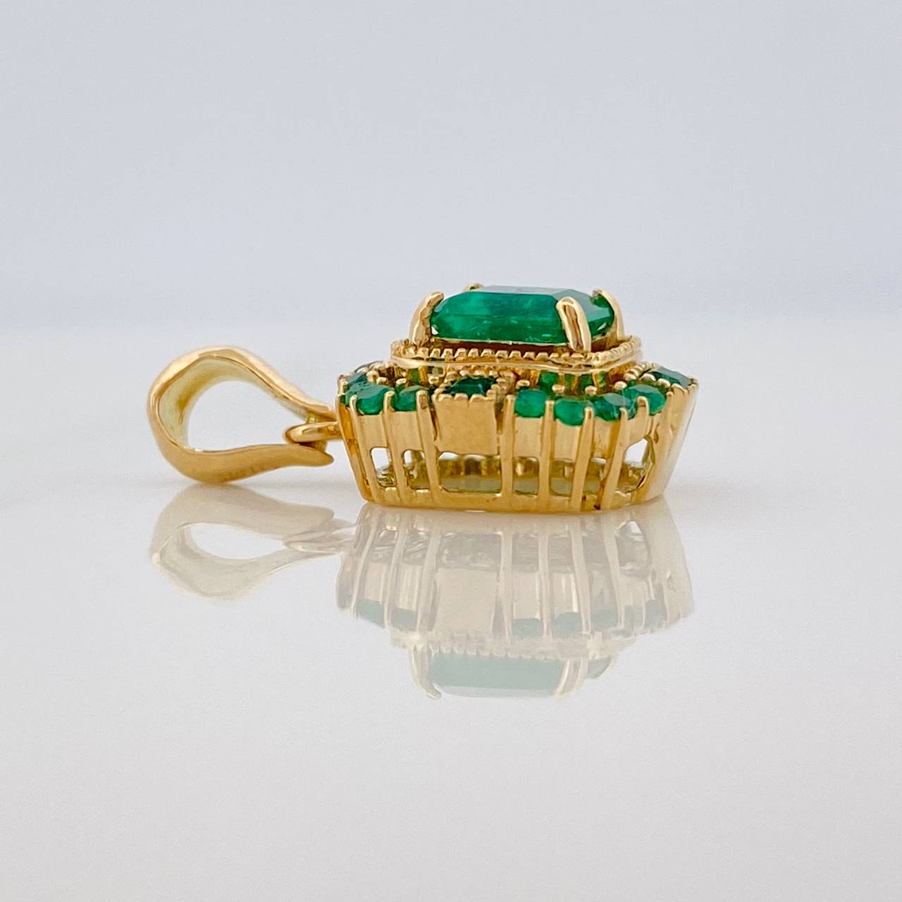Pendant Throne Emeralds 78 pts 2.05gr / 3/4 in / 18K Yellow Gold %