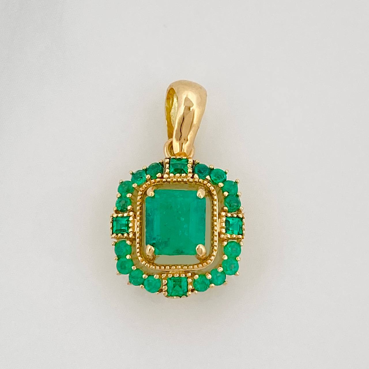 Pendant Throne Emeralds 78 pts 2.05gr / 3/4 in / 18K Yellow Gold %