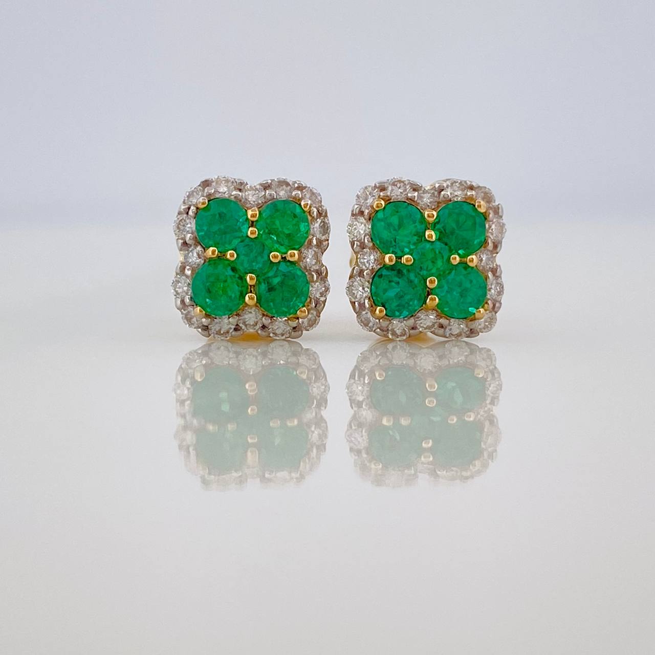 Stud Earrings Flower Emeralds 52 pts Diamonds 23 pts 2.45gr / Two-tone Yellow White 18K Gold %