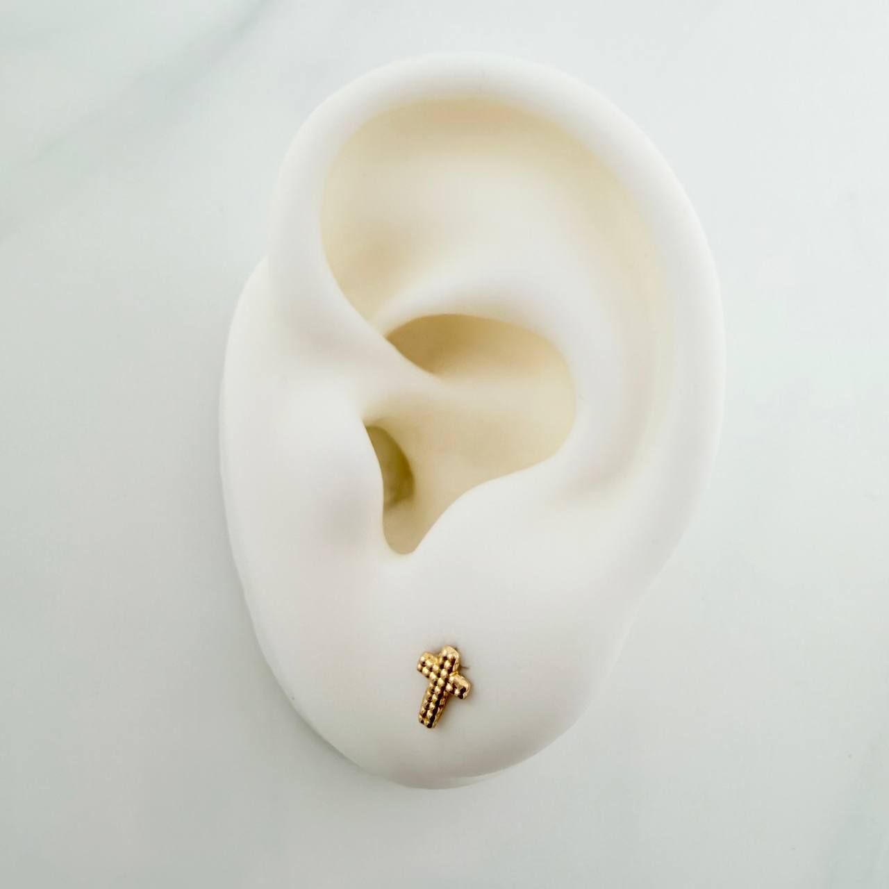 Topos Cruz Relieve 0.45gr / 7.8mm Oro Amarillo 18K
