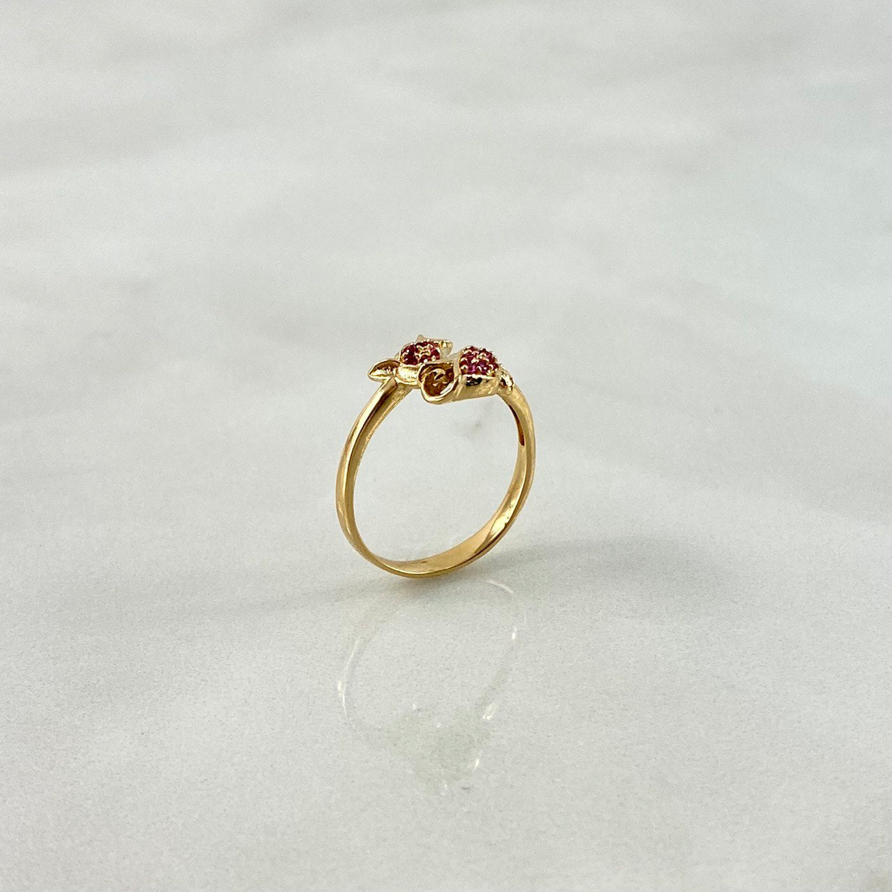 Ring Roses 2.4gr / T6 / Red Zircons Yellow Gold