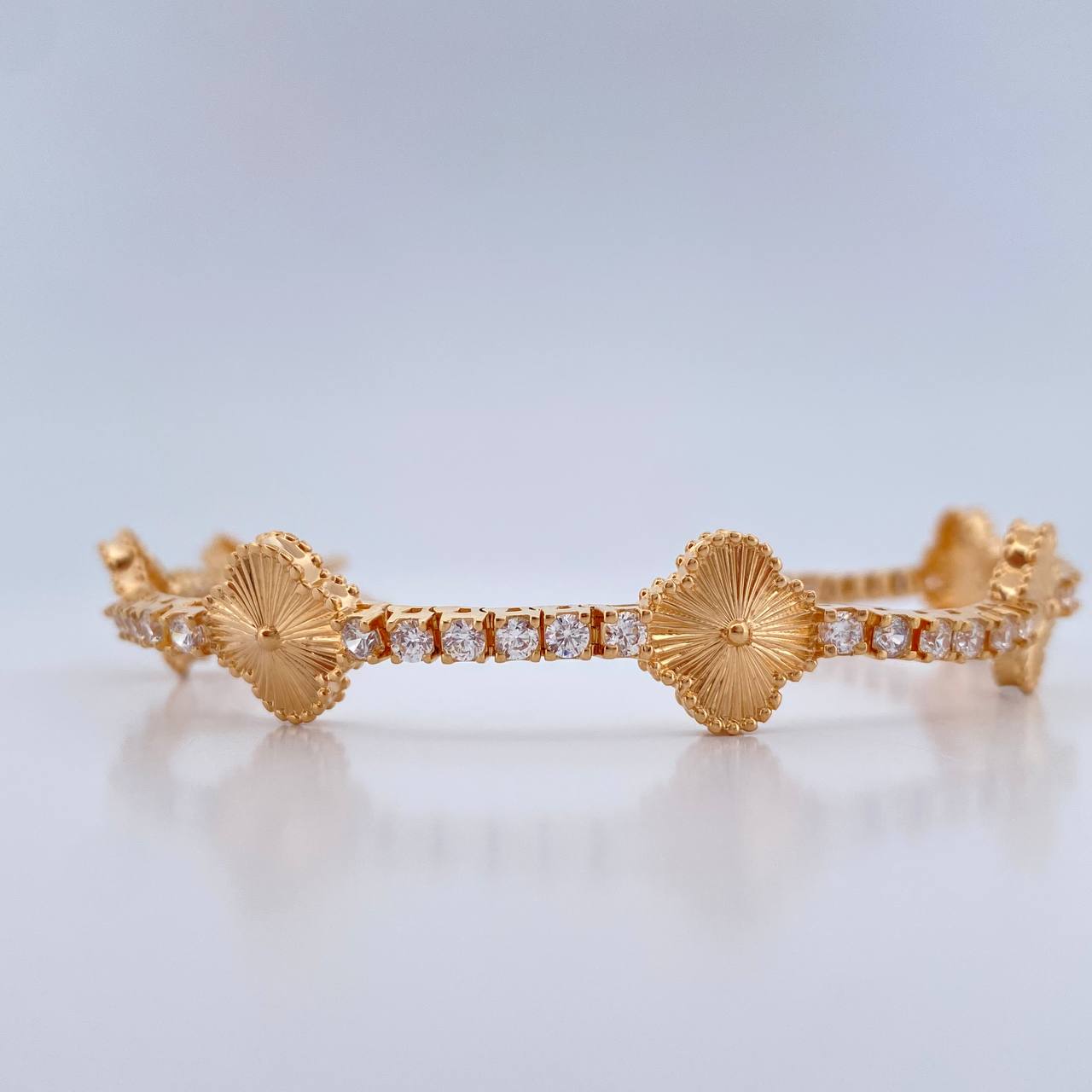 Tennis Bracelet Clover 14.8gr / 6 3/4 in / 3mm 18K Gold +