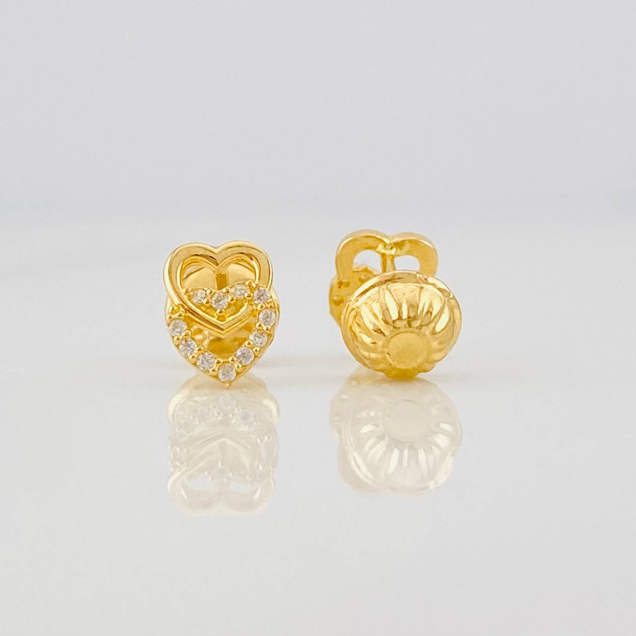 Stud Earrings Hearts 0.75g / in / 7mm Yellow Gold 18K