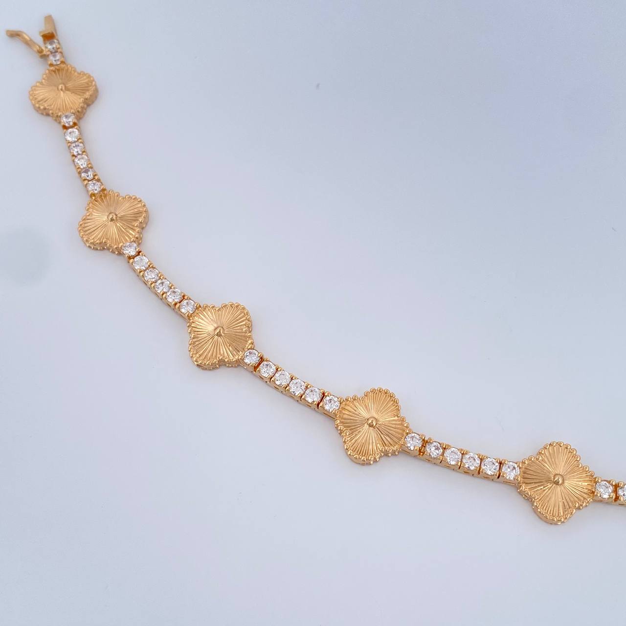 Tennis Bracelet Clover 14.8gr / 6 3/4 in / 3mm 18K Gold +