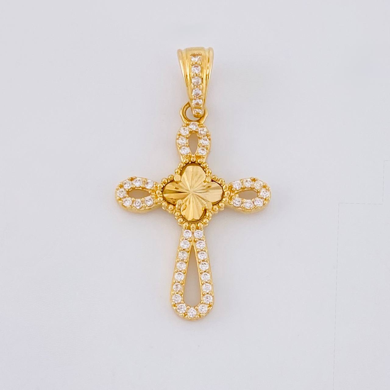 Dije Cruz Trébol Diamantado 1.8g / 1 1/4 in Oro Amarillo 18K