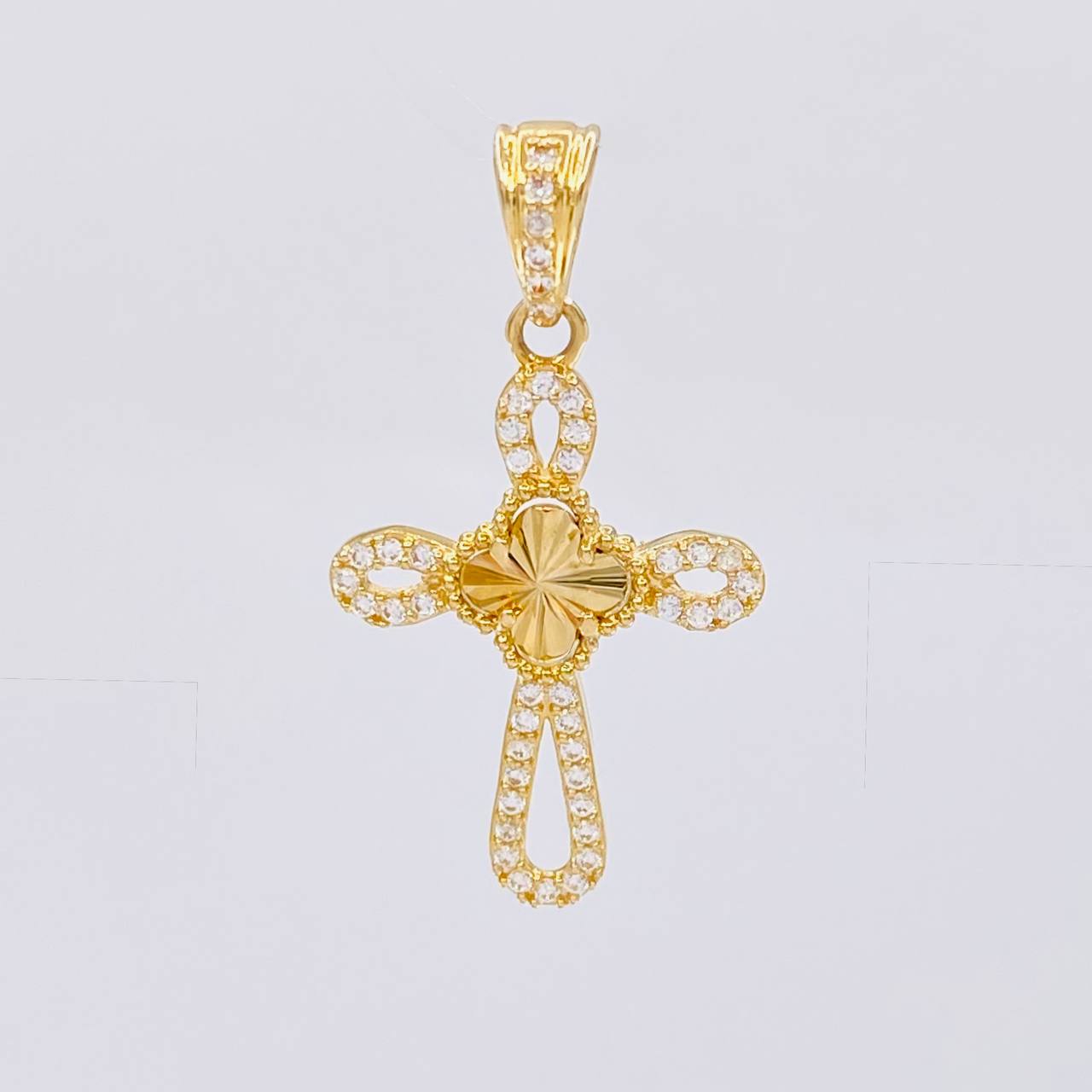 Dije Cruz Trébol Diamantado 1.8g / 1 1/4 in Oro Amarillo 18K
